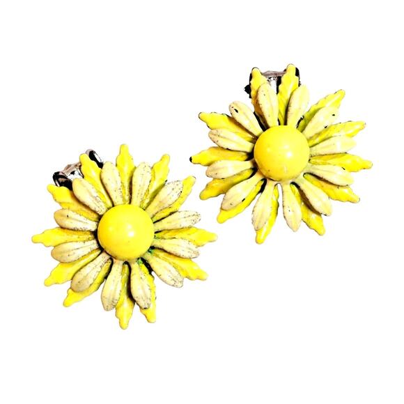 Vintage 1960s Daisy Flower Earrings Yellow Metal Clip On 1" Unmarked Boho - Picture 1 of 4